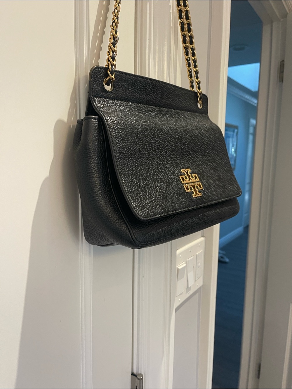 Tory Burch Black Leather Shoulder Bag with Gold Chain - Picture 3 of 7